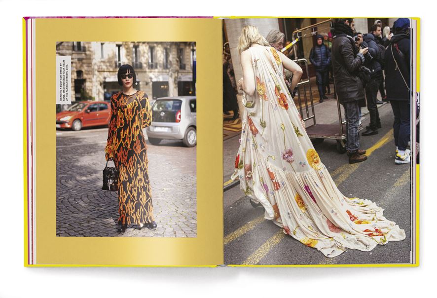 Twee pagina's uit het boek It's All About Dresses van Suzanne Middlemass waarvan op de linker pagina een foto van een vrouw in een zwarte jurk met oranje en roodachtige strepen staat en op de rechter pagina een vrouw in een lange witte zomerjurk met kleurrijke bloemen