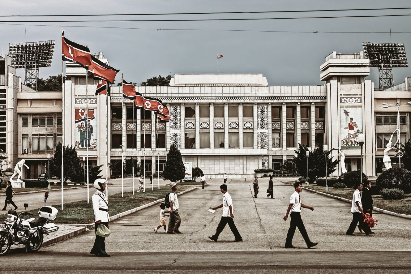 Koffietafelboek Waiting for the Rainbow, Ten Years in North Korea van Xiomara Bender