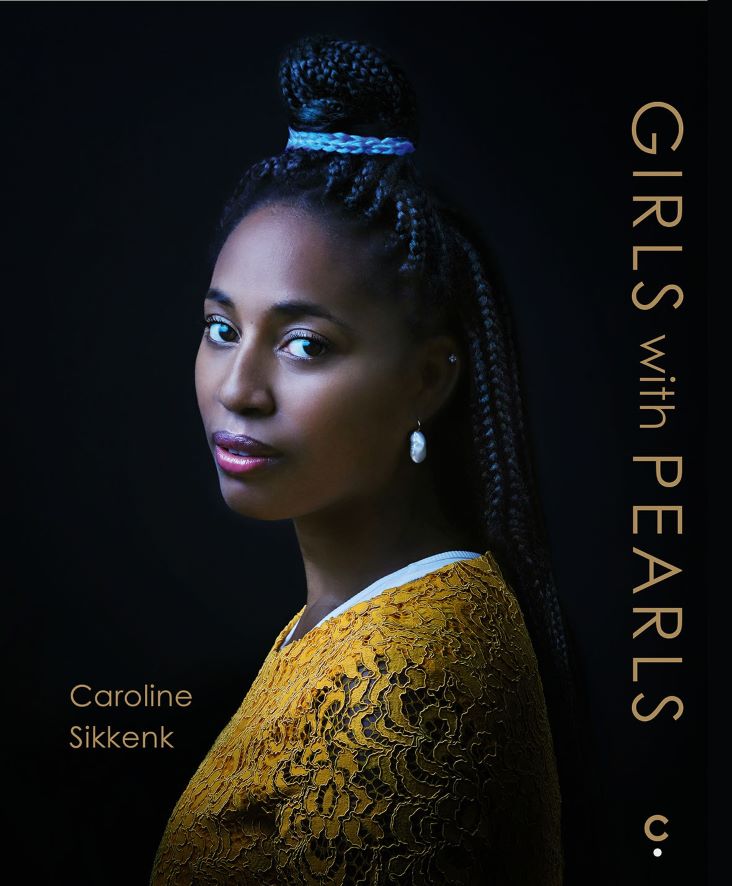 Koffietafelboek Girls with Pearls van Caroline Sikkenk met op de cover een moderne foto variant van het meisje met de parel van Vermeer